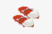 Load image into Gallery viewer, Par de zapatillas de seguridad dentadas recomendadas para caminar sobre la cola durante la instalación. Fabricados con base de acero y punta de plástico intercambiable, fijación al pie con muelles intercambiables. Raimondi Spain.