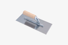 Load image into Gallery viewer, Llana dentada 28x12 cm con mango abierto madera - Diente cuadrado