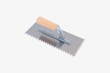 Load image into Gallery viewer, Llana dentada 28x12 cm con mango abierto madera - Diente cuadrado