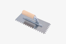 Load image into Gallery viewer, Llana dentada 28x12 cm con mango abierto madera - Diente cuadrado