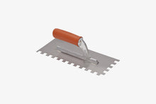 Load image into Gallery viewer, Llana dentada 36 x 13 cm con mango de goma - Diente Cuadrado. Para peinar adhesivos cementosos durante la colocación de suelos cerámicos. Distribuido por Raimondi