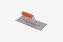 Load image into Gallery viewer, Llana dentada 36 x 13 cm con mango de goma - Diente cuadrado