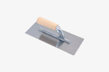 Load image into Gallery viewer, Llana dentada 28x12 cm con mango abierto de madera - Diente V