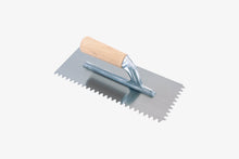 Load image into Gallery viewer, Llana dentada 28x12 cm con mango abierto de madera - Diente V