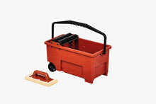 Load image into Gallery viewer, La cubeta SKIPPER con esponja llana Sweepex, es ideal para eliminar los restos de mortero durante el rejuntado de pavimentos y revestimientos. Es una herramienta muy útil para el profesional de la colocación cerámica que le permitirá mantener el área de trabajo limpia en menor tiempo y con poco esfuerzo.