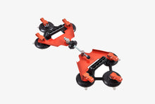 Load image into Gallery viewer, CLOSER es un dispositivo para acercar placas con triple ventosa. Permite mover placas de gran formato mediante la simple rotación de una manecilla. Idóneo tanto para placas lisas como para placas con textura superficial.