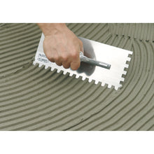 Load image into Gallery viewer, Llana dentada 28x12 cm con mango abierto madera - Diente cuadrado