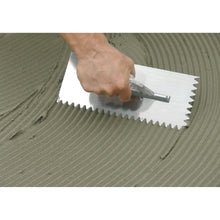 Load image into Gallery viewer, Llana dentada 28x12 cm con mango abierto de madera - Diente V