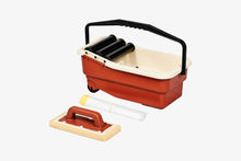 Load image into Gallery viewer, Cubeta de limpieza con bolsa extraíble para eliminar fácilmente los restos de agua y cemento cola, y sin necesidad de limpiar la cubeta. Permite eliminar los residuos de mortero, de forma simple y rápida, y de acuerdo a la normativa vigente. La cubeta está equipada con una llana esponja "Sweepex" y 5 bolsas.