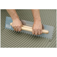 Load image into Gallery viewer, Llana dentada 48x13 cm con mango cerrado madera - Diente cuadrado