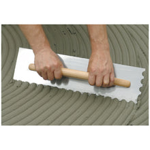 Load image into Gallery viewer, Llana dentada con mango cerrado de madera - 48 x 13 cm - Diente U