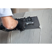 Load image into Gallery viewer, Llana dentada 28x12 cm con mango de goma - Diente V