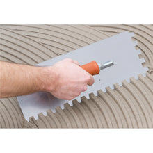 Load image into Gallery viewer, Llana dentada 28x12 cm con mango abierto goma - Diente cuadrado